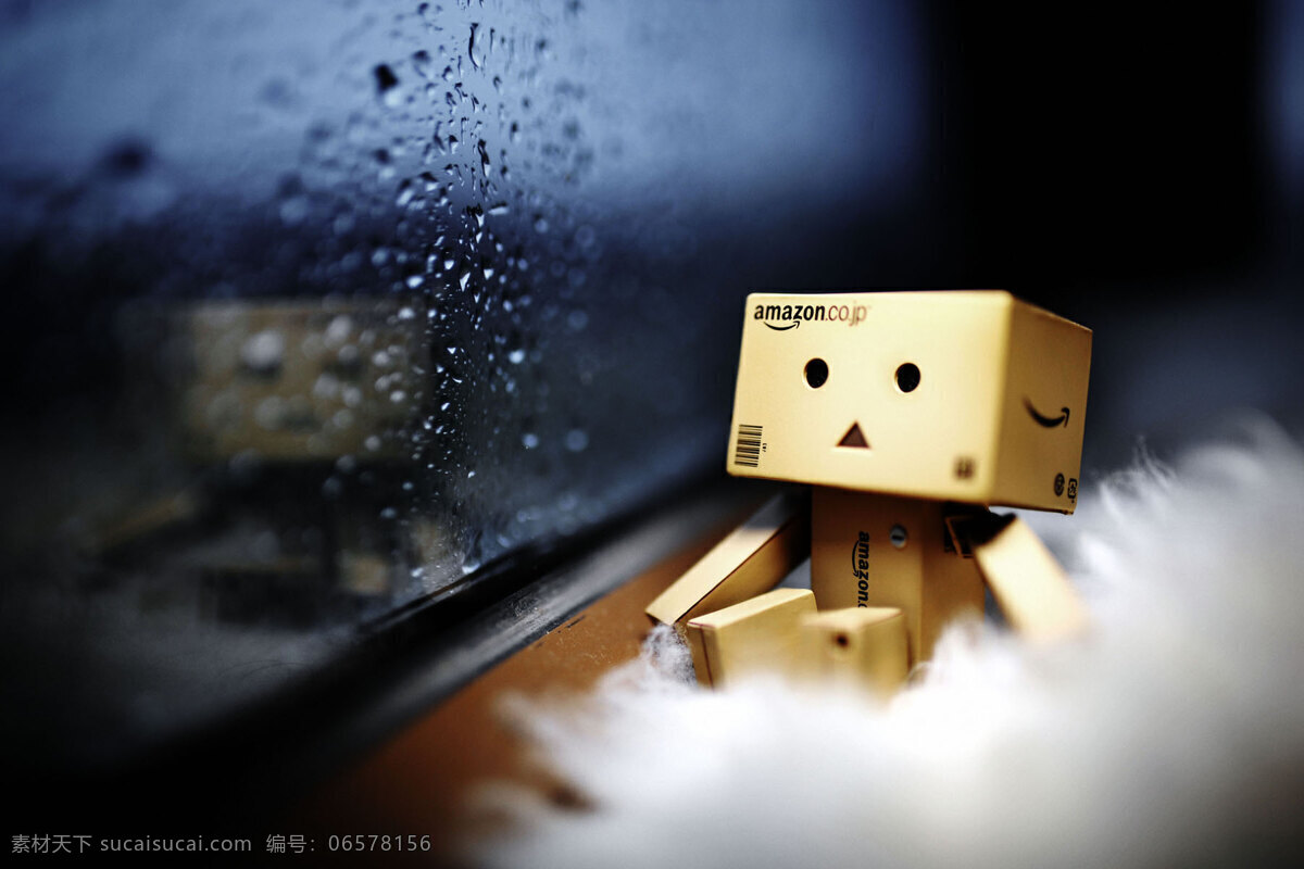 纸箱人 阿楞 玩偶 机器人 雨天 忧郁 窗户 雨滴 娱乐休闲 生活百科