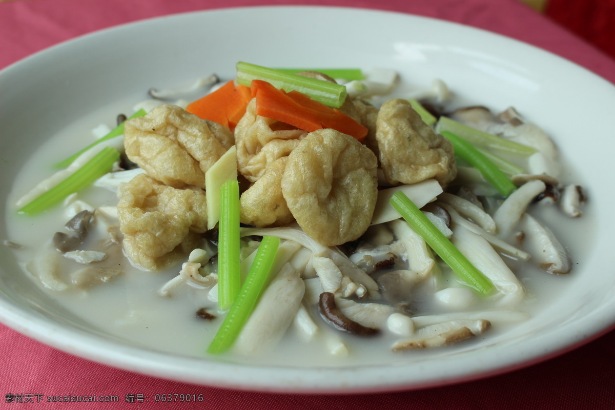 香菇煮油豆腐 香菇 油豆腐 芹菜 煮 餐饮美食 传统美食