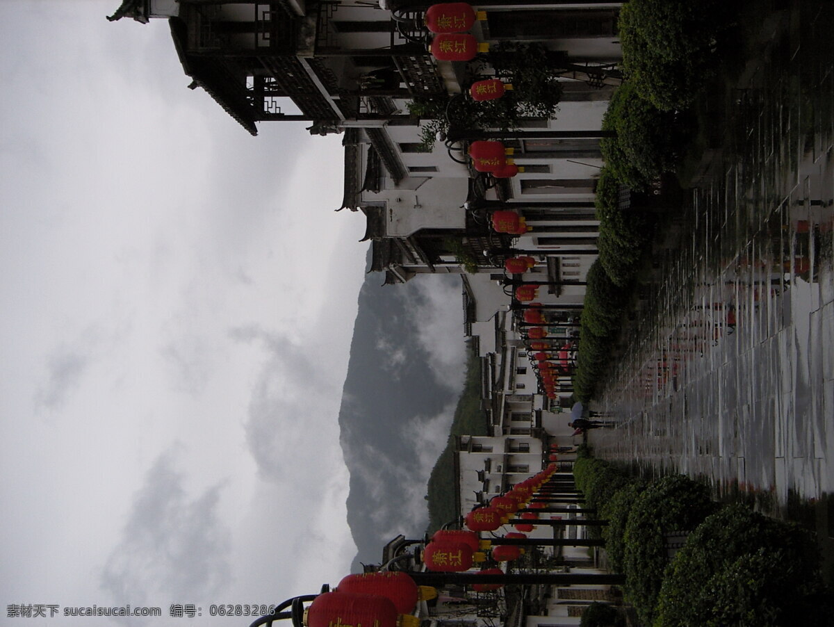 江西 婺源 古镇 远处 山峰 雨云 中 若隐若现