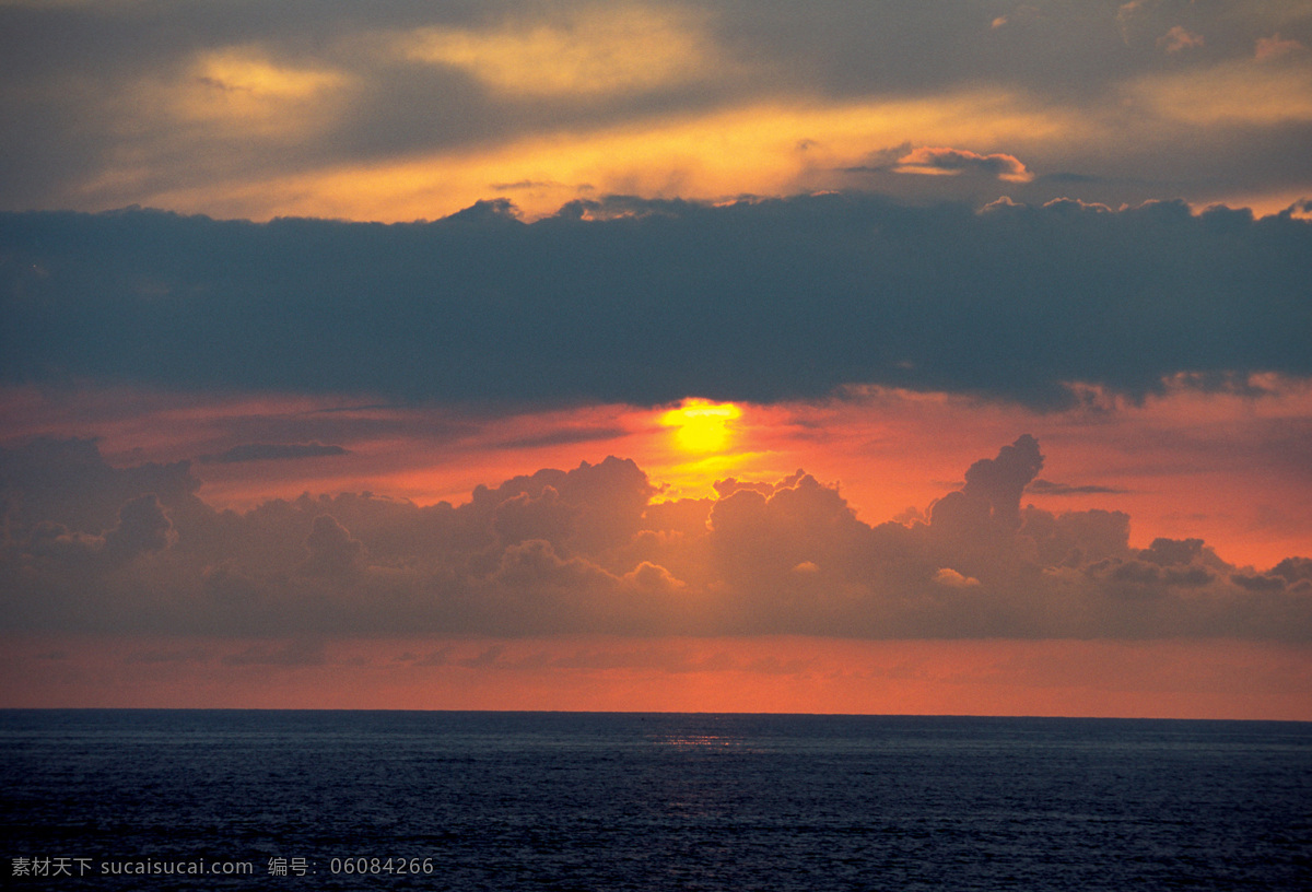 海面 上 夕阳 风景 黄昏 晚霞 火烧云 云彩 落日 太阳 大海 美丽风景 摄影图 高清图片 天空图片 风景图片