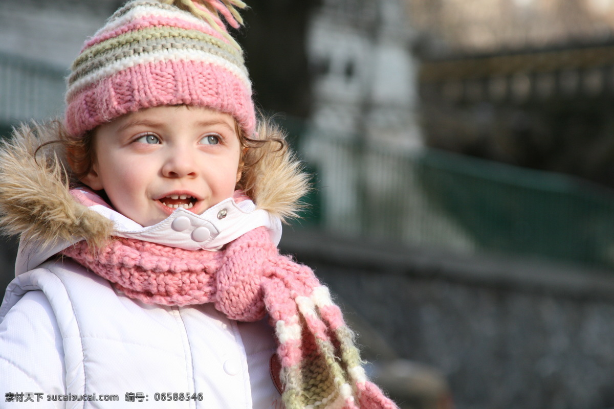 戴 围巾 女孩 儿童 外国孩子 帽子 羽绒服 棉服 建筑物 儿童图片 人物图片