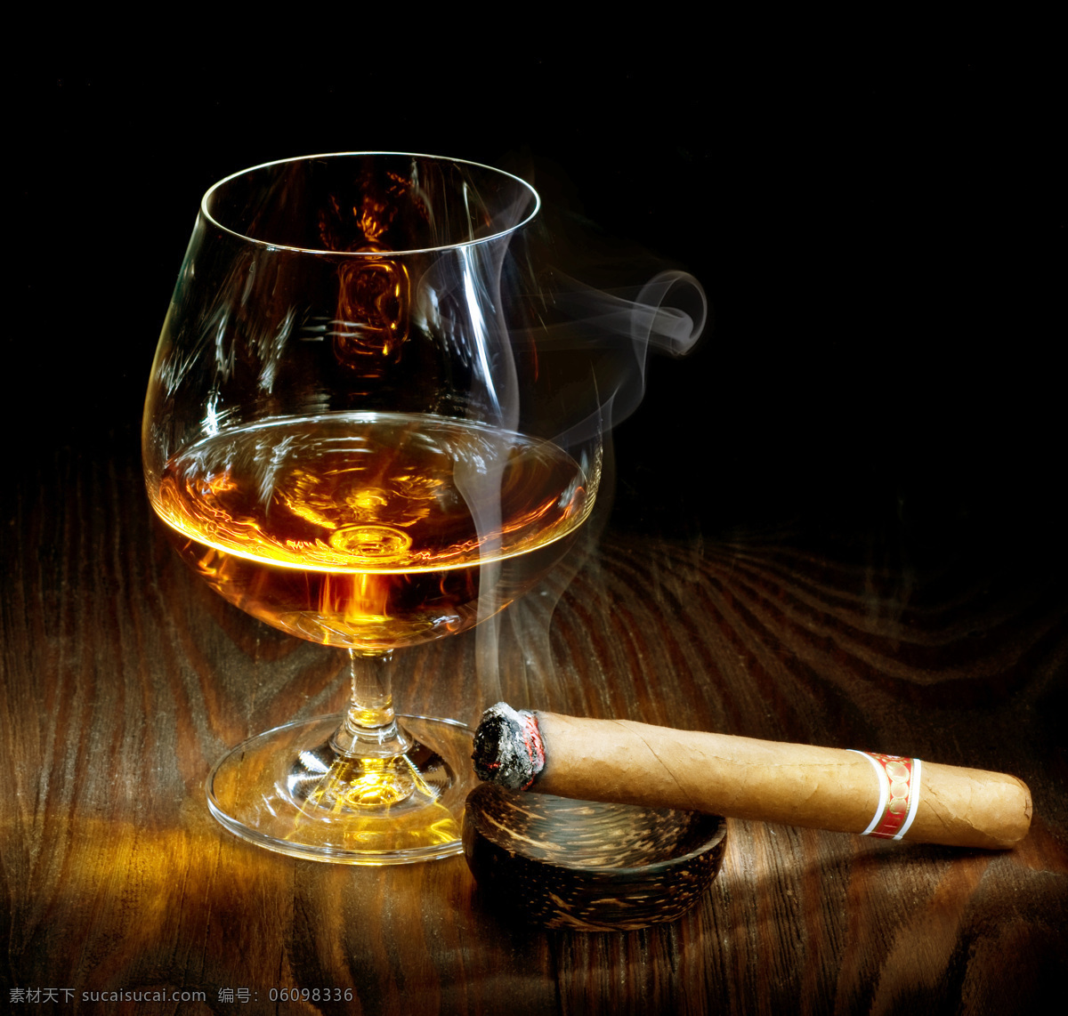 雪茄 高档 洋酒 高脚杯 威士忌 高档洋酒 美酒 酒水饮料 玻璃酒杯 杯子 酒类图片 餐饮美食