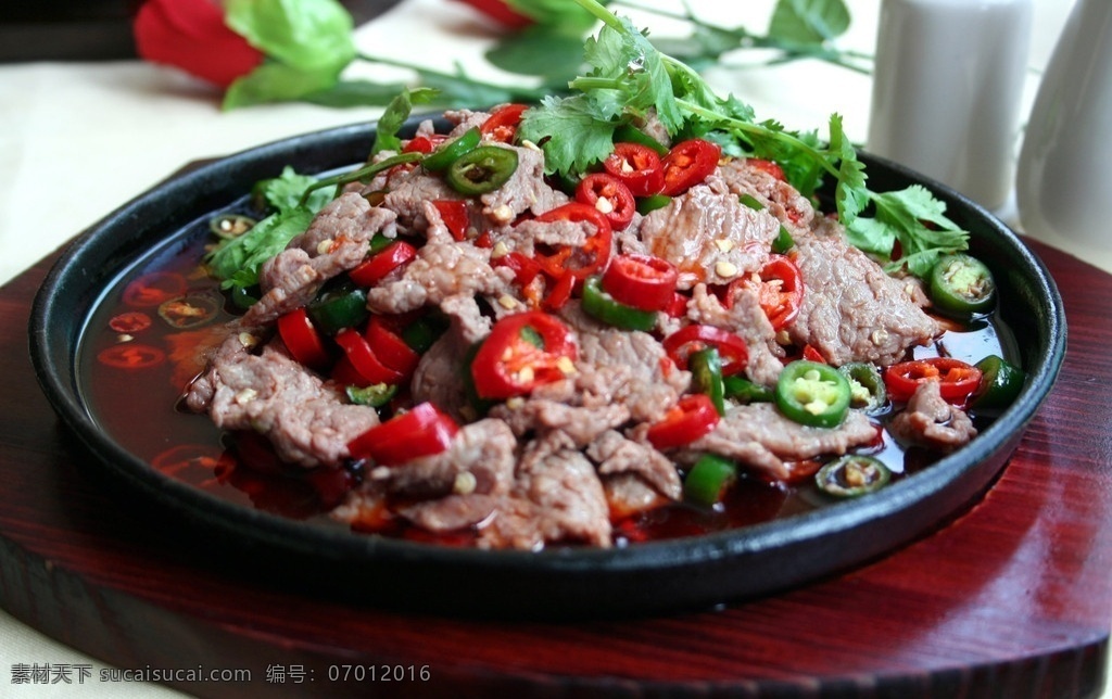 铁板牛肉 铁板 牛肉 红椒 香菜 传统美食 餐饮美食