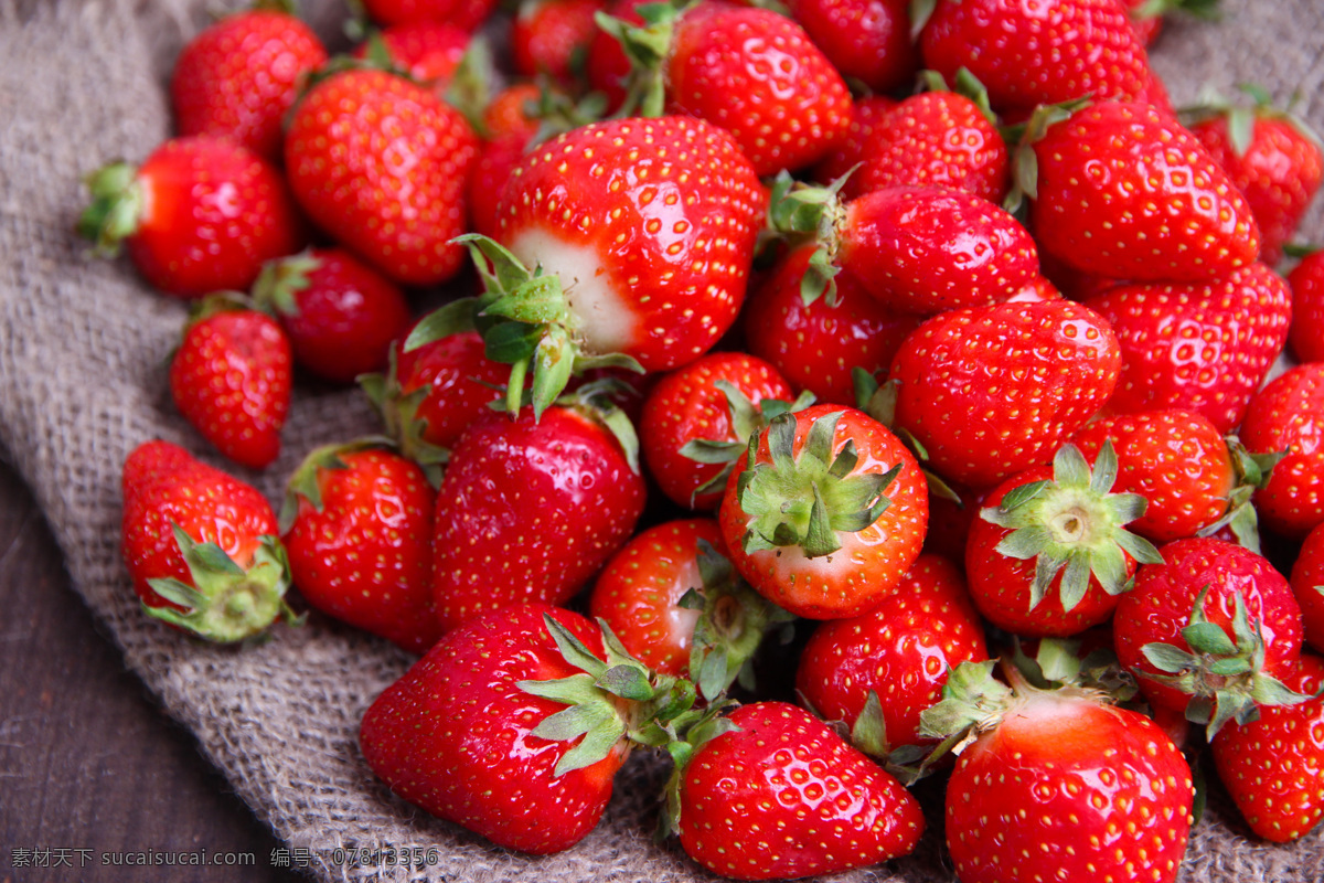 麻袋上的草莓 草莓 水果 餐厅美食 美味 食物 水果蔬菜 餐饮美食 红色