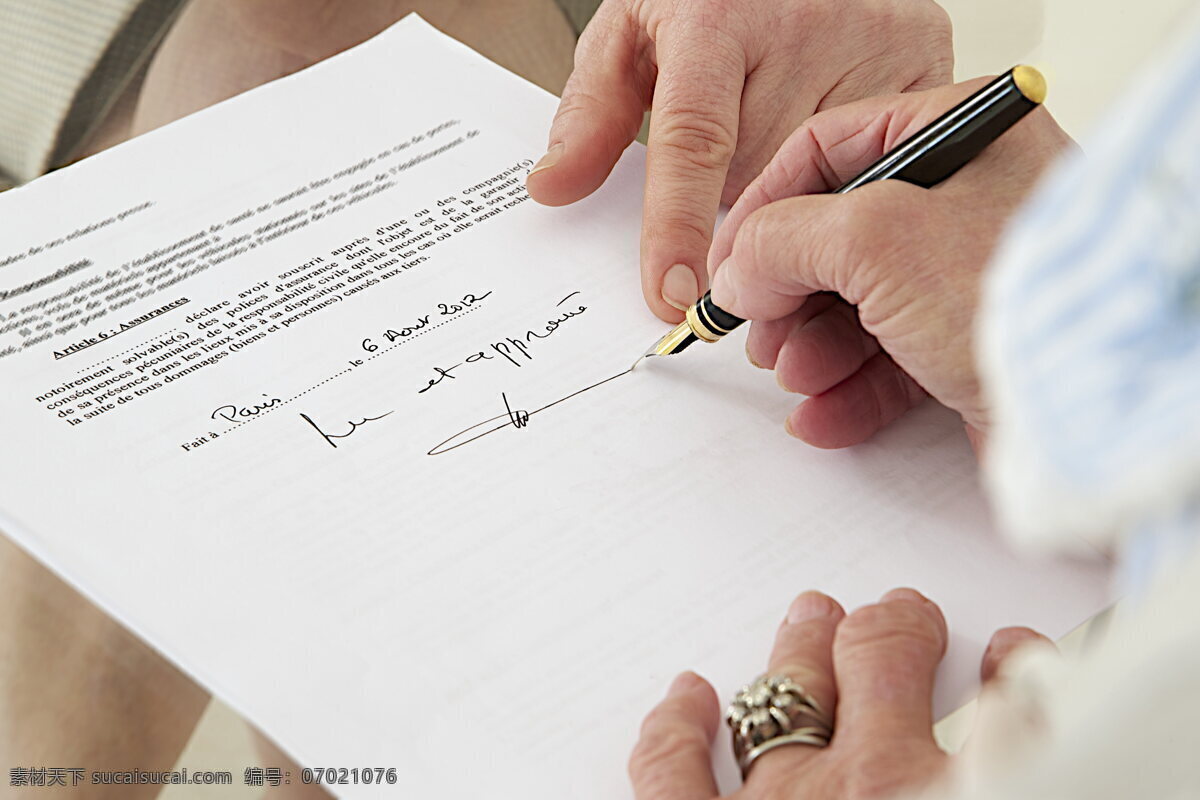 签合同 签名 签字 纸张 合同 协议 钢笔 签字笔 笔 手势 动作 姿势 近景 局部 办公场景 特写 办公 商务 人物图库 日常生活