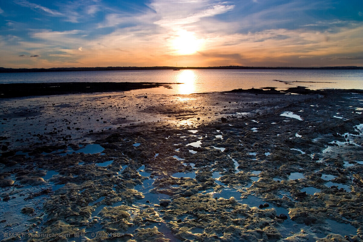 大气 风景摄影 海浪 海上日出 海水 海滩 海洋 黄昏 夕阳海边美景 夕阳海边 气魄 夕阳 岩石 雾气 辉煌 黄色 日出 水天相接 潮汐 阳光 射线 日出东方 海边日出 落日 夕阳红 海石 太阳 亮丽 自然风景 自然景观 自然风景系列 psd源文件