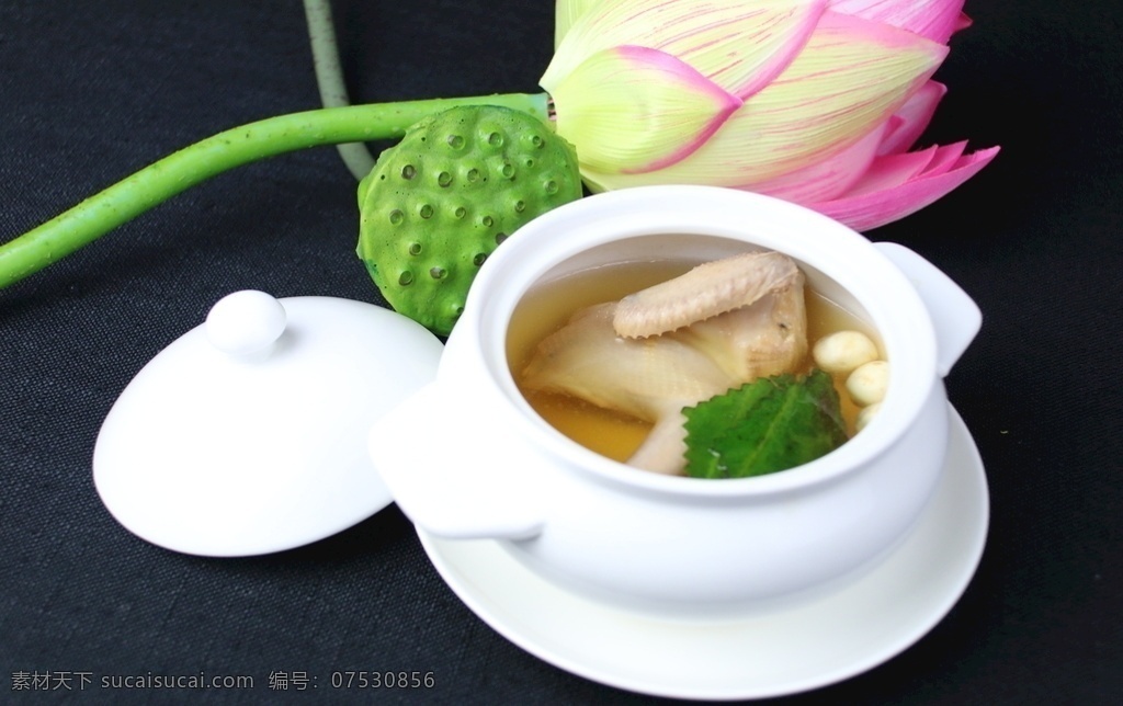 滋补汤 炖鸡 鸡肉 烧鸡 鸡汤 月子汤 药膳 药膳鸡汤 药膳汤 汤盅 夏季汤 夏季鸡汤 消暑汤 食物 餐饮美食 传统美食