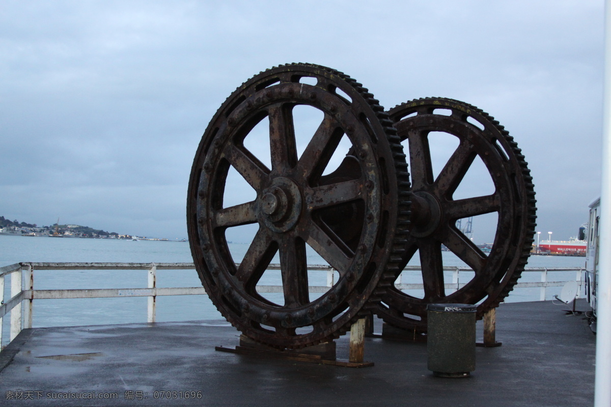 巨大齿轮 齿轮 新西兰旅游点 海边 雕塑 艺术品 工业 工业生产 现代科技