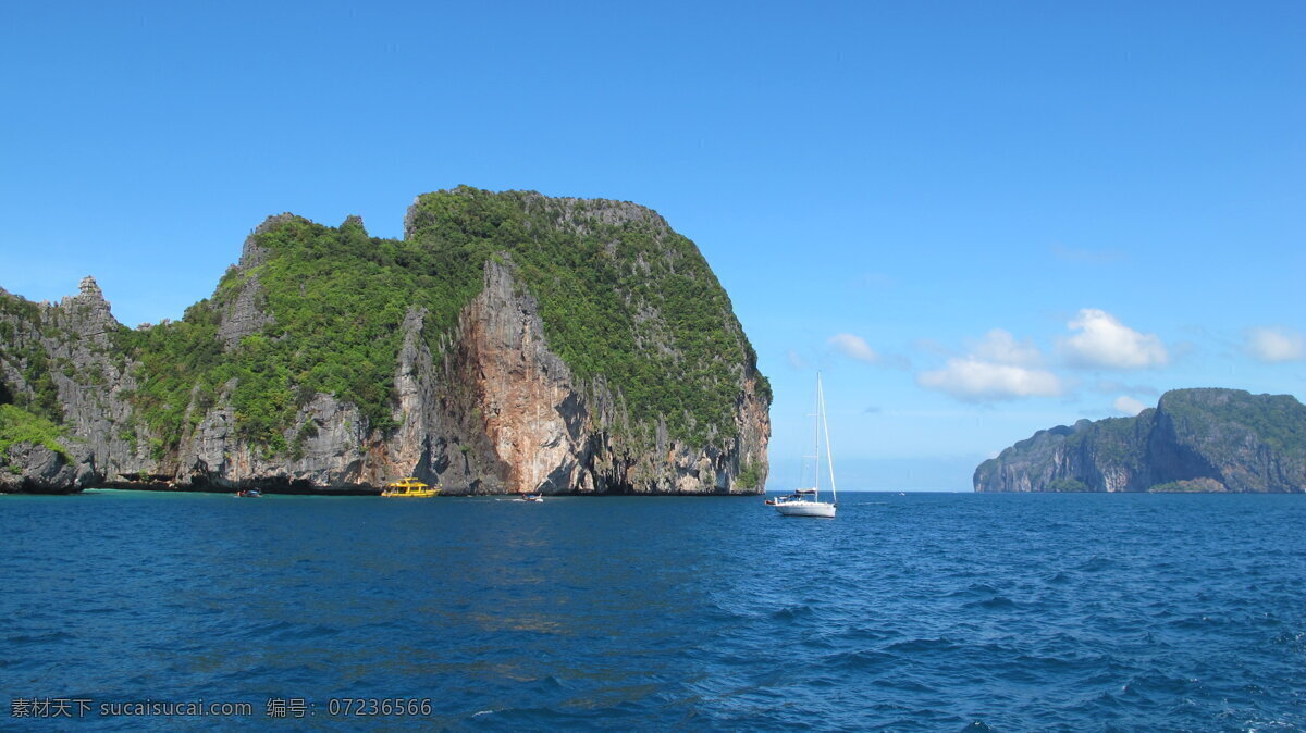 海岛 大海 岛 岛屿 国外旅游 海面 海水 蓝天 旅游摄影 孤岛 峭壁 悬崖 树林 树木 东巴海滩 psd源文件