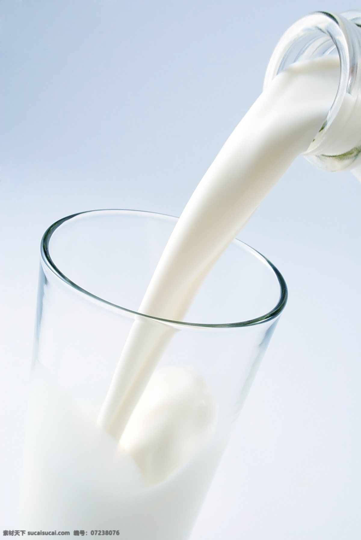 倒牛奶 牛奶 杯子 玻璃杯 容器 动感 营养美食 健康美食 美食主题 传统美食 酒水饮料 餐饮美食 白色
