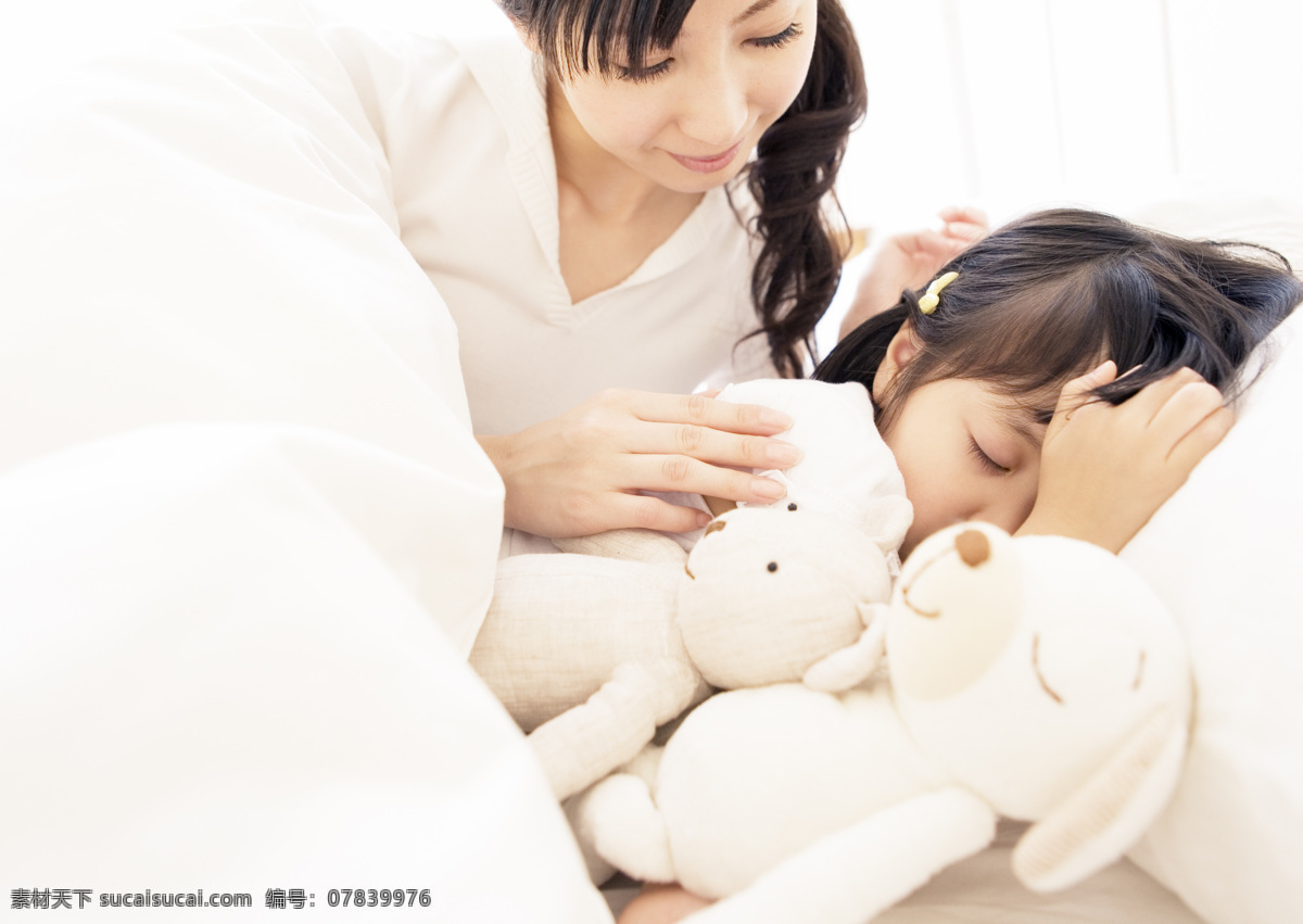 温馨 母爱 儿童 小孩子 一家人 和睦 幸福家人 家庭人员 生活照片 可爱宝贝 幸福家庭 摄影图片 儿童与家庭 人物图库 母女照片 母女 温馨家人 睡觉 生活人物 人物图片