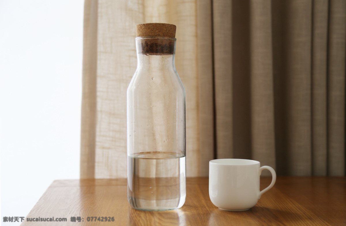 玻璃 水瓶 杯子 无印良品 杯 宜家 带盖玻璃水瓶 实木桌 米色窗帘 生活百科 家居生活