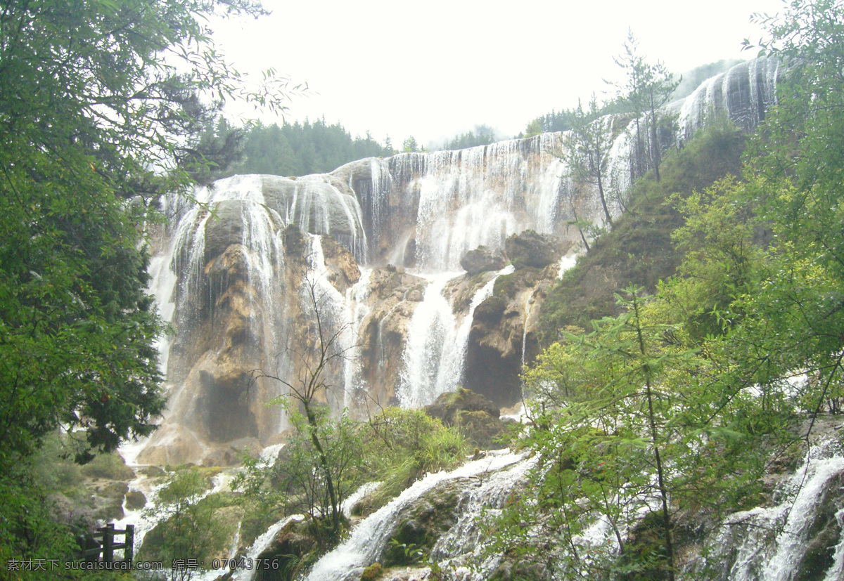 九寨 风光 九寨沟 瀑布 瀑布风景 瀑布风景图片 树木 烟雾缭绕 远山 九寨风光 风景 生活 旅游餐饮