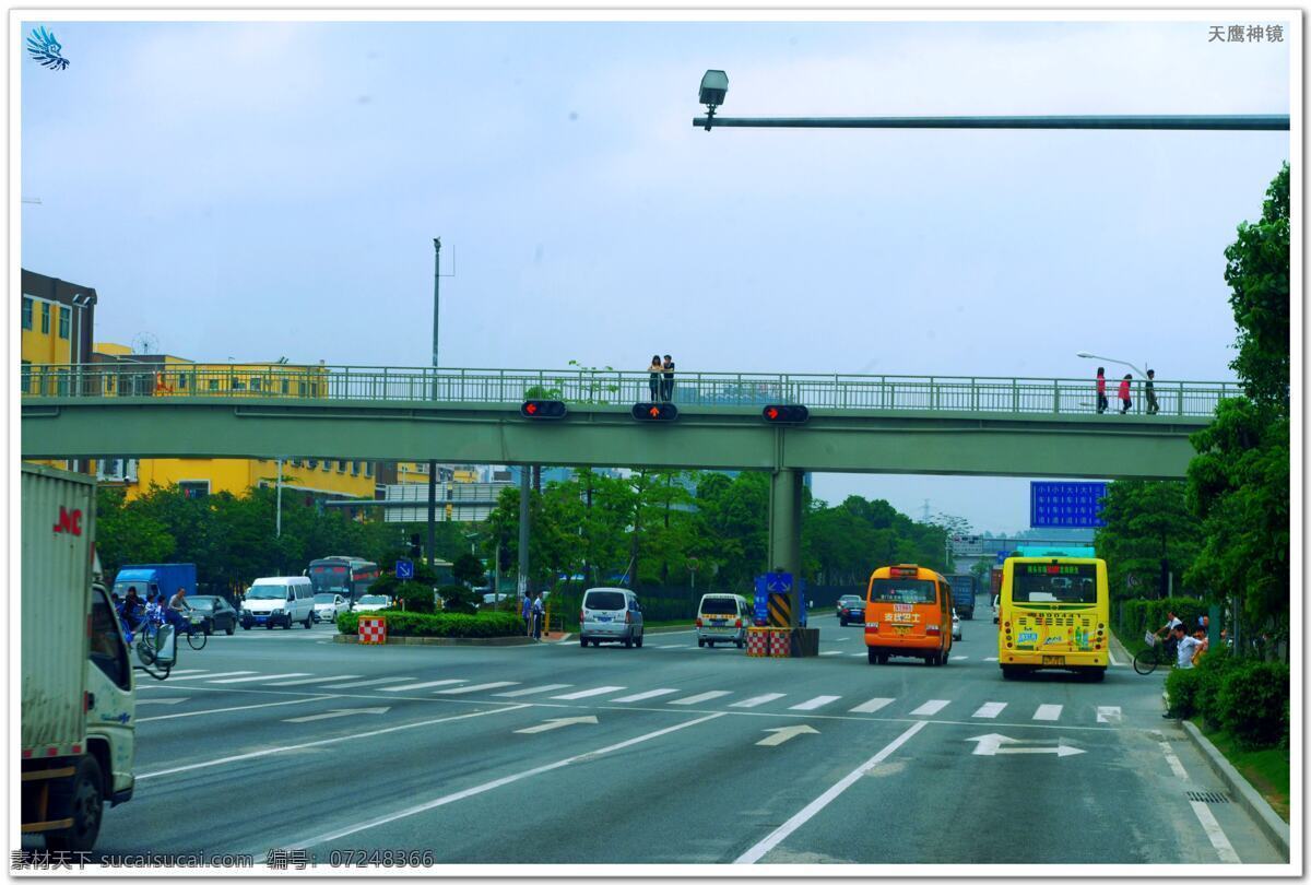 交通建设 沿路风景 中国交通 城市交通 深圳交通 龙岗大道 道路交通 交通建筑 公交行车摄影 大道 中央 特技 人行天桥 行人 闲人 围栏 护栏 警灯 路灯 射灯 行车 桥梁 桥柱 绿化带 草木 树木 楼房 远山 山岚 蓝天 白云 流云 云彩 天空 自然风景 旅游摄影