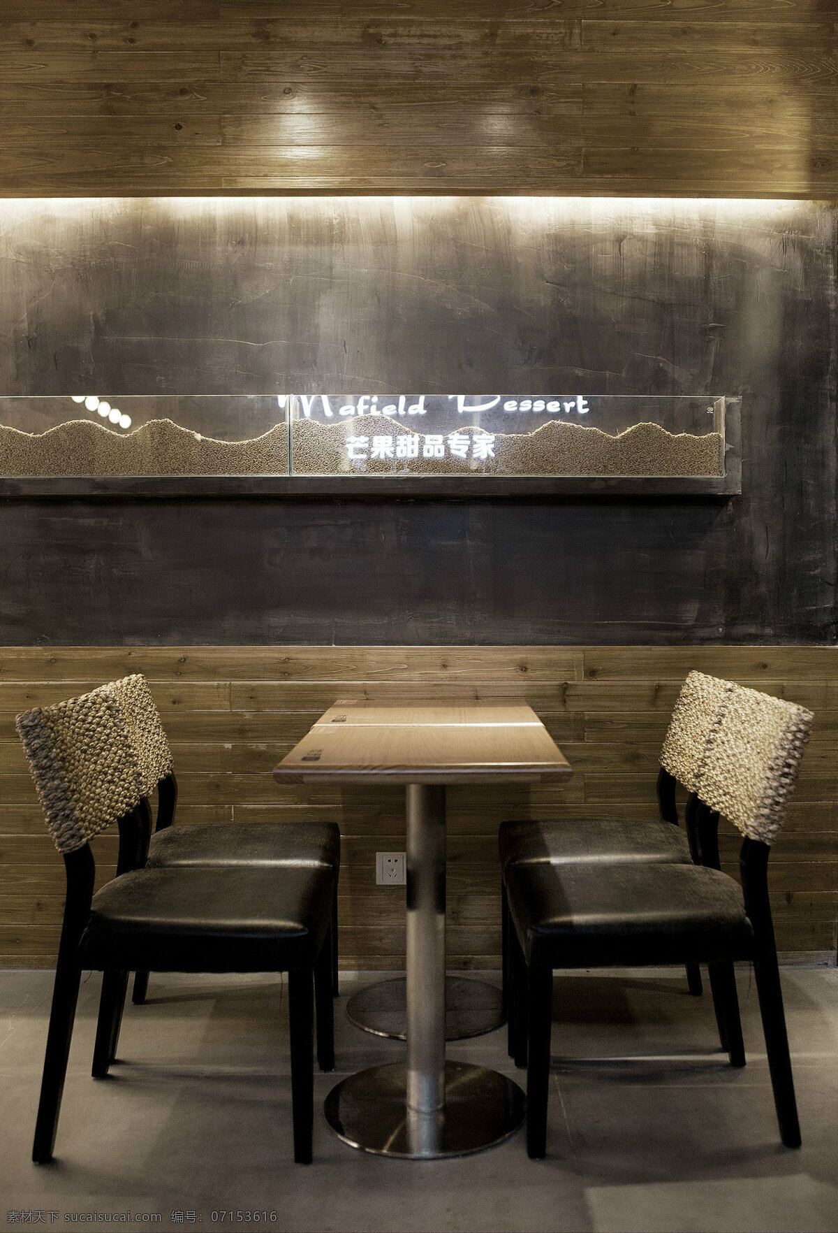 简约 灰色 系 甜品 店 餐桌 装修 效果图 白色灯光 灰色地板 木质墙壁 木质桌椅 甜品店