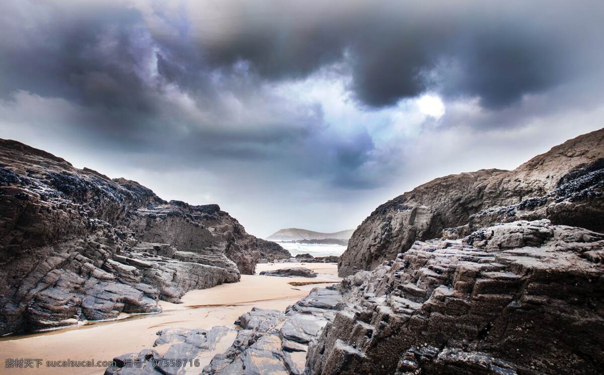 海滩岩石 旅游 国外 海滩 岩石 阴天 拍摄 摄影类 旅游摄影 自然风景