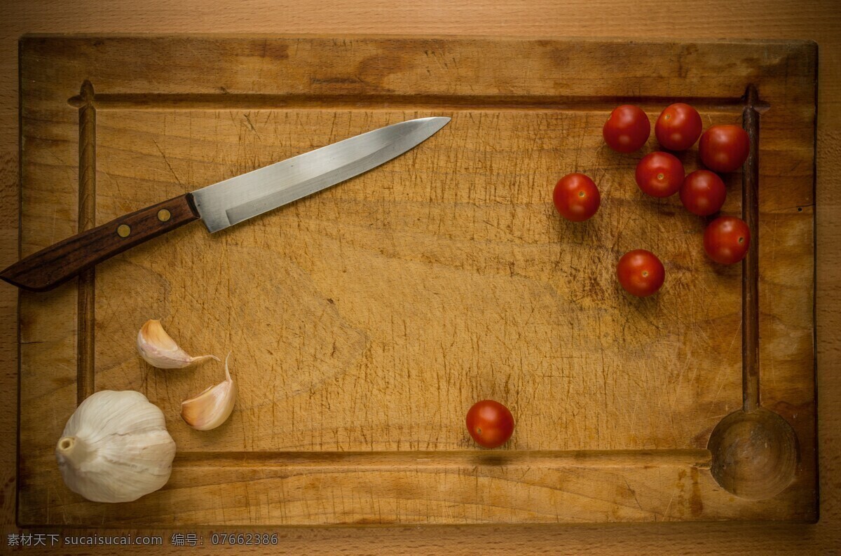 菜板 上 西红柿 大蒜 食物 餐饮美食 小刀 外国美食 棕色