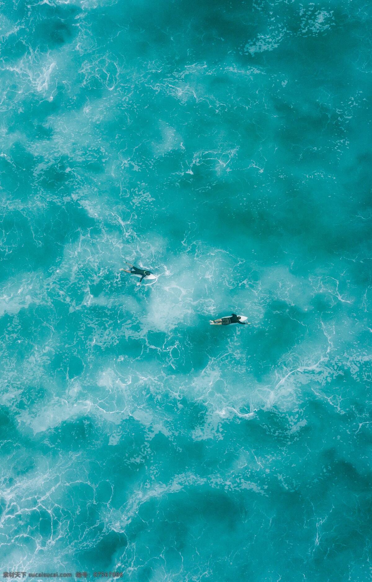 滑浪 滑板 冲浪 人 男人 男子 男性 俯视 俯看 俯瞰 俯拍 海水 大海 海面 海里 文化艺术 体育运动