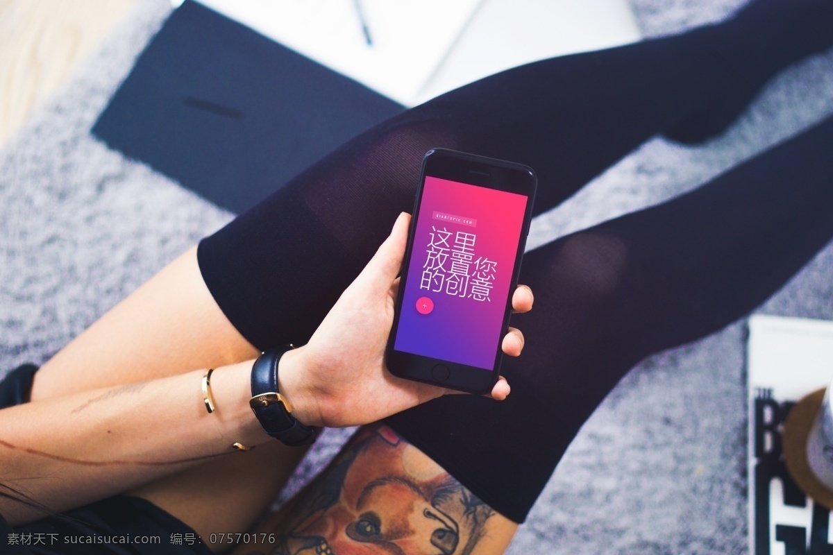 苹果 手机 iphone 亮 黑色 样机 展示 亮黑色 场景展示 时尚 博客 海报 促销 模板 ps 性感 大腿 黑丝袜 美女 手持