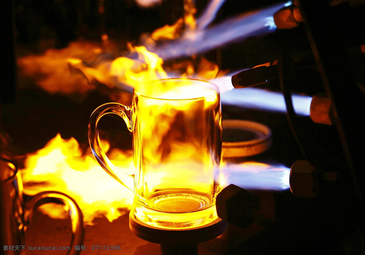 玻璃杯 涅 槃 工业生产 火焰 啤酒杯 现代科技 玻璃杯的涅槃 把杯 喷火 矢量图 日常生活