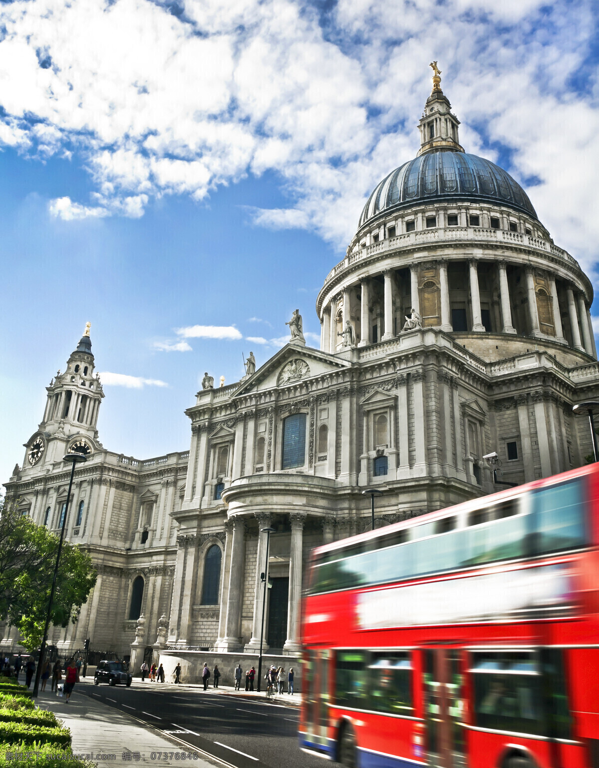国 伦敦 圣保罗 大 教堂 英国 圣保罗大教堂 建筑物 蓝天 白云 天空 公交车 巴士 大巴 红色 街道 大街 路灯 大树 树木 自然景观 建筑景观