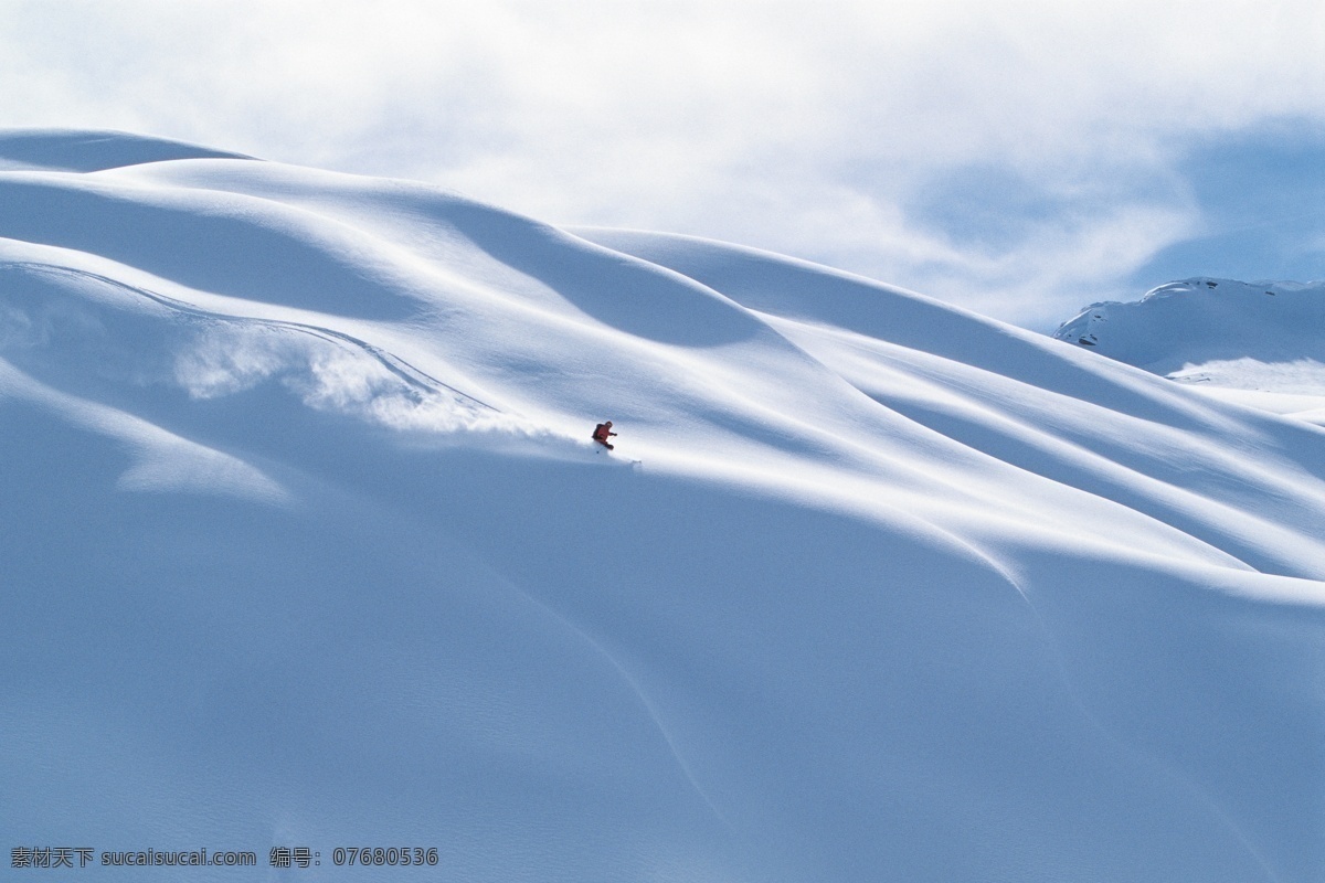 斜坡 上 滑雪 人物 美丽 自然 雪地 冬季 运动 跳跃 雪山 极限运动 体育运动 滑雪图片 生活百科