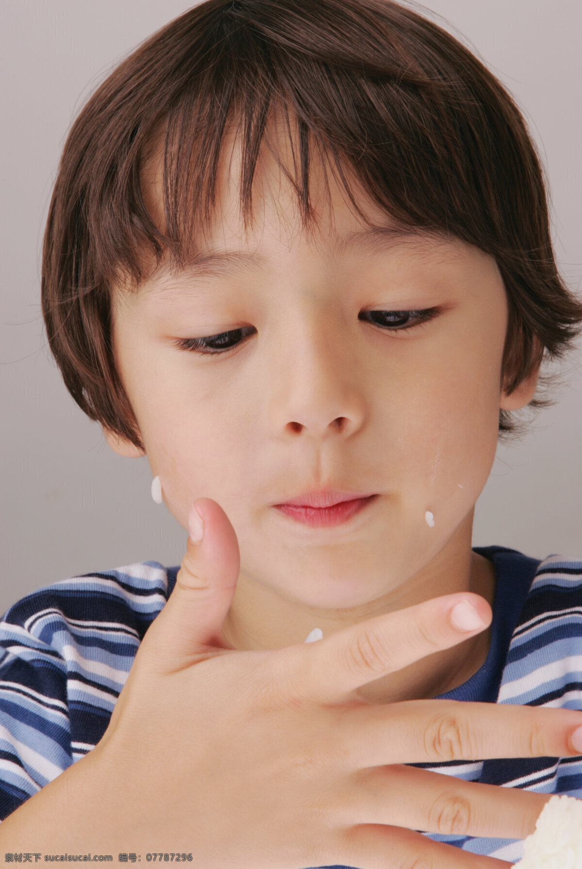 脸上 沾满 米饭 儿童 可爱儿童 小孩子 小孩儿 可爱 儿童幼儿 吃 美味 好吃 食物 可口 诱人 儿童图片 人物图片