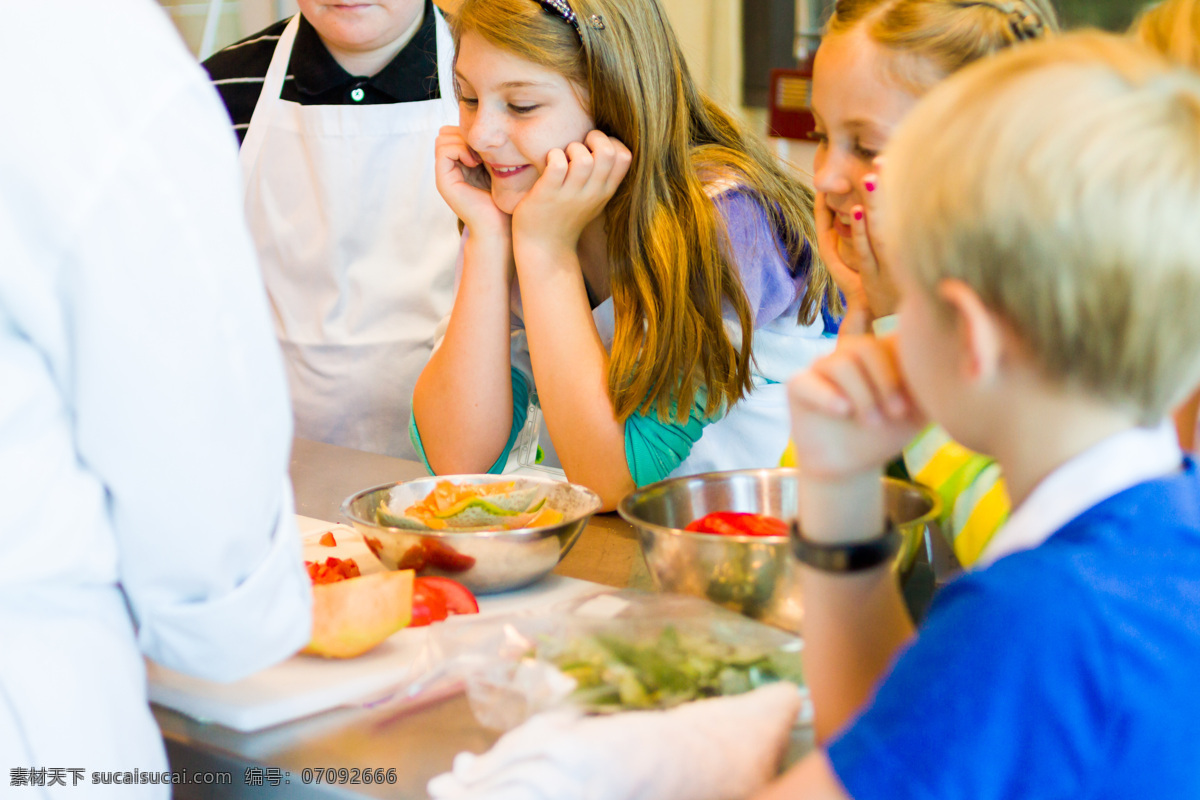 学 烹饪 可爱 孩子 小厨师 女孩 男孩 儿童 少儿 生活人物 儿童图片 人物图片
