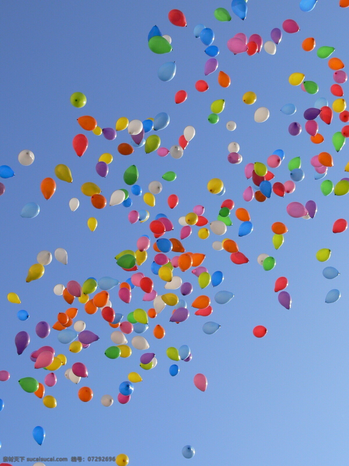 天空彩色气球 彩色气球 气球图片 气球 放飞 升空 高空
