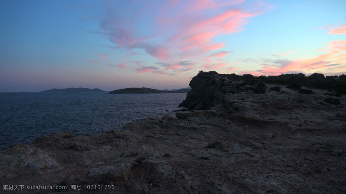 土路 旁边 海洋 西班牙 股票 录像 灌木 国际 国外 海岸 欧洲 刷 天空 土壤 灰尘 岩石 岩石的地球 海洋水 红色的天空 波 视频 其他视频