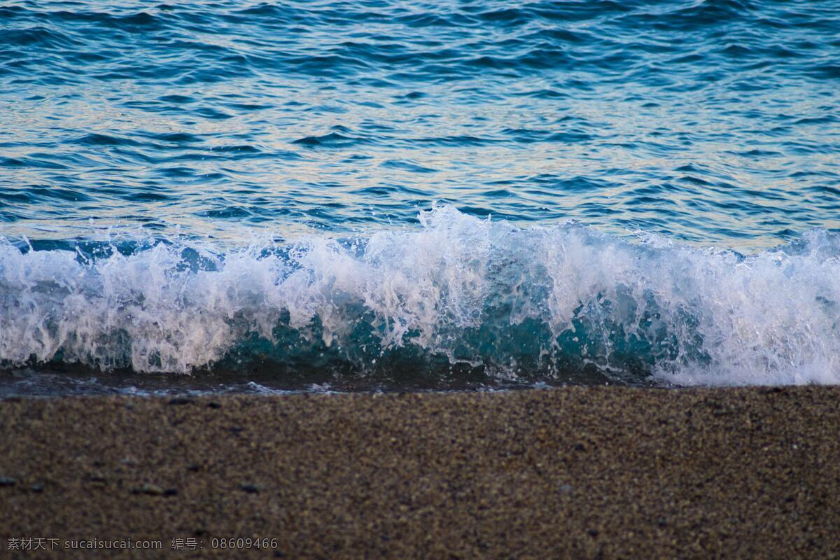 水花图 海洋 石头 波浪 沙滩 蓝色 白色 绿色 灰色 水花 沙子 自然景观 山水风景