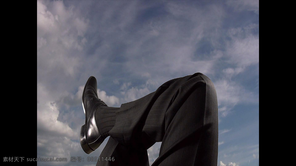 男人 翘 腿 特写 高清 视频 翘腿 轮廓 剪影 天空 人物 实拍 视频特效 光效 合成视频素材 过渡