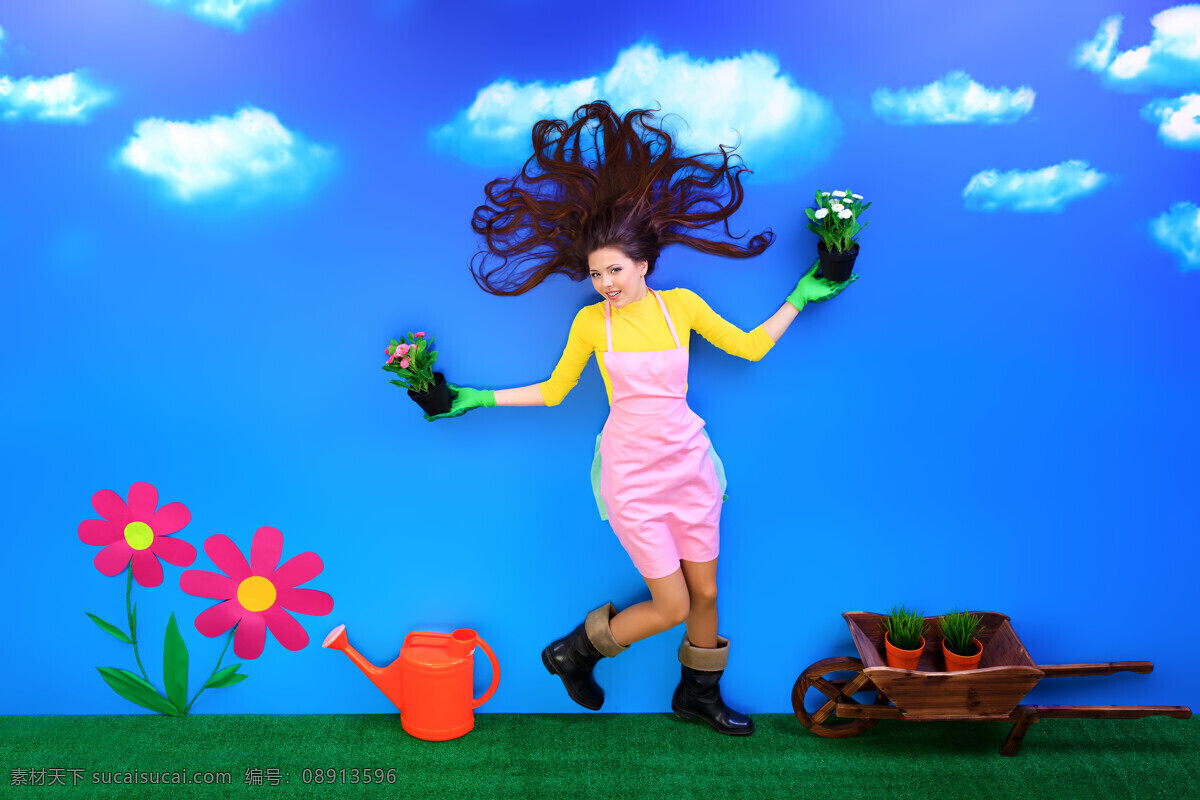 植物 盆栽 美女图片 蓝天白云 植物盆栽 推车 洒水壶 草地 花朵 飞跃 跳跃 跨越 动作 姿势 潮流 动感 活力 青春 美女 女人 生活人物 人物图片