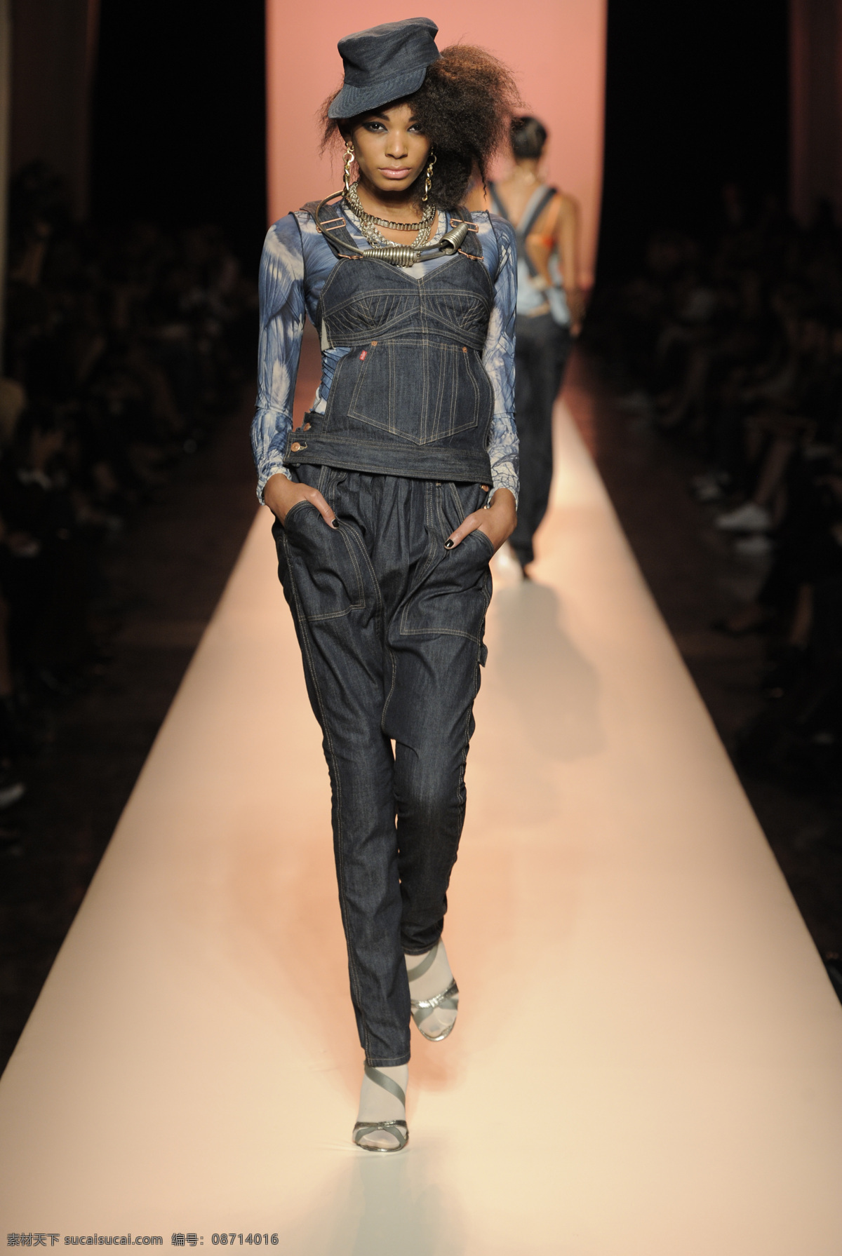 fashion show 春季 发布会 服装 裤子 牛仔 人物图库 牛仔发布会 衣服 时装 jean paul 夏季 职业人物 psd源文件