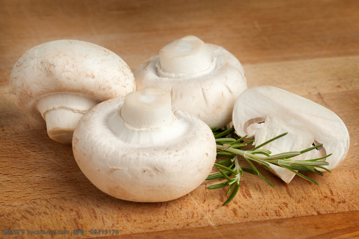 木板 上 蘑菇 蔬菜 新鲜的蘑菇 绿叶 菜叶 菌类食物 水果蔬菜 餐饮美食 木板上的蘑菇 其他生物 生物世界
