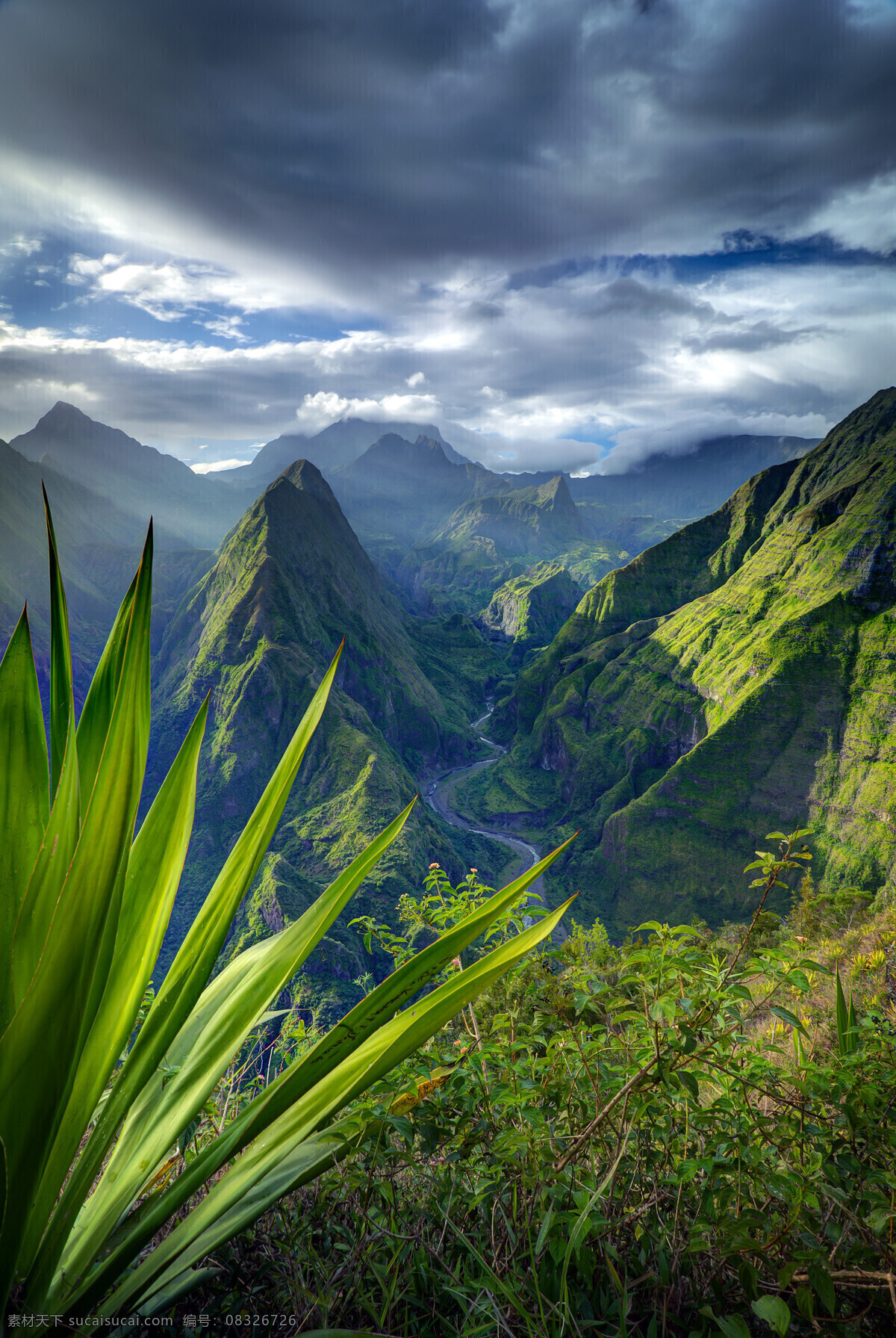 天空 下 山峰 蓝天 白云 山脉 草地 树 河流 山水风景 风景图片