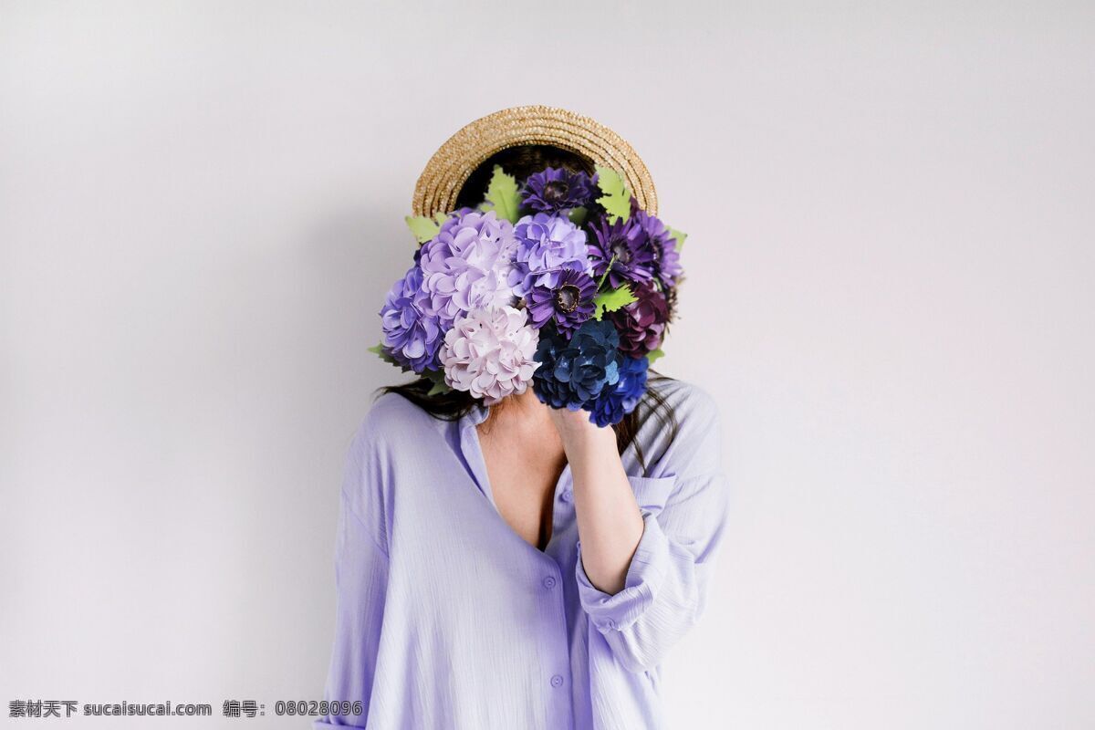 捧着花的女人 紫色 花 纸花 女人 人 折纸花 花店 模特 紫色的花 花束 漂亮 勿忘我 人物 生物世界 花草