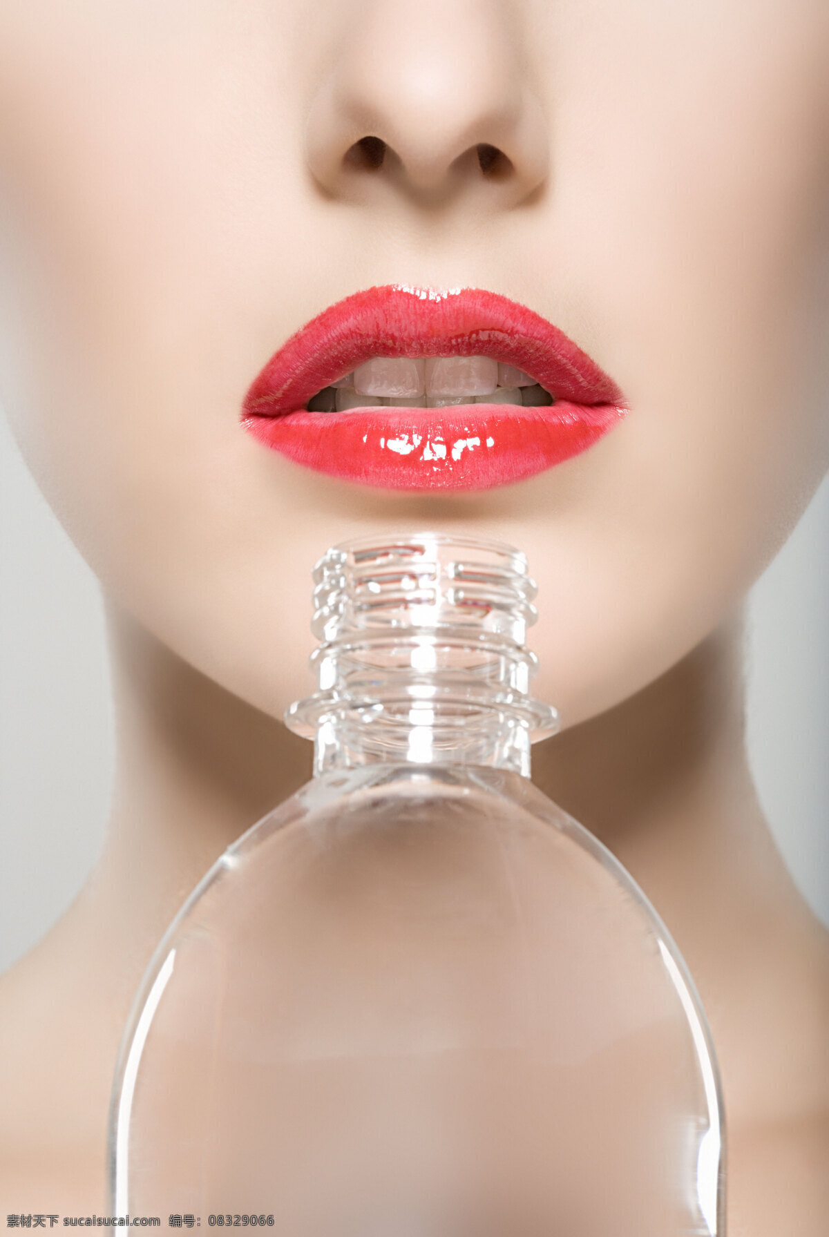性感 艳丽 嘴唇 美女 女人 塑料瓶 透明 无瑕 欧美 红色 表情 白皙 皮肤 化妆 白嫩 光泽 创意 海报 高清图片 美女图片 人物图片