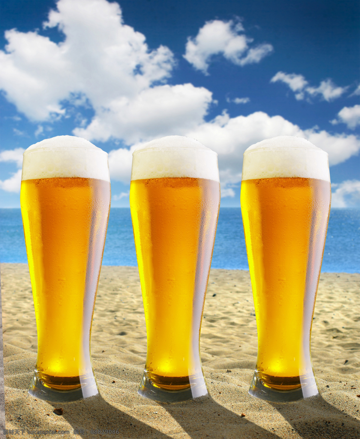 酒杯 里 啤酒 饮料 酒类 啤酒杯 气泡 沙漠 天空 酒类图片 餐饮美食
