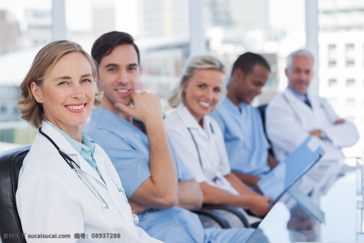 坐 一群 微笑 医生 医生团队 男医生 女医生 女护士 天使 医务人员 职业女性 职业人物 医疗护理 现代科技