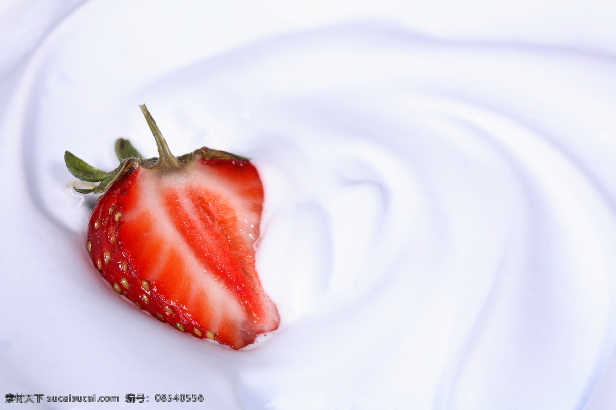 牛奶 中 水果 草莓 健康 生物世界 营养 草莓主题 psd源文件 餐饮素材