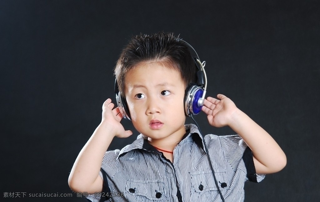 儿童幼儿 耳机 小 男孩 听歌的小男孩 时尚小帅哥 人物图库