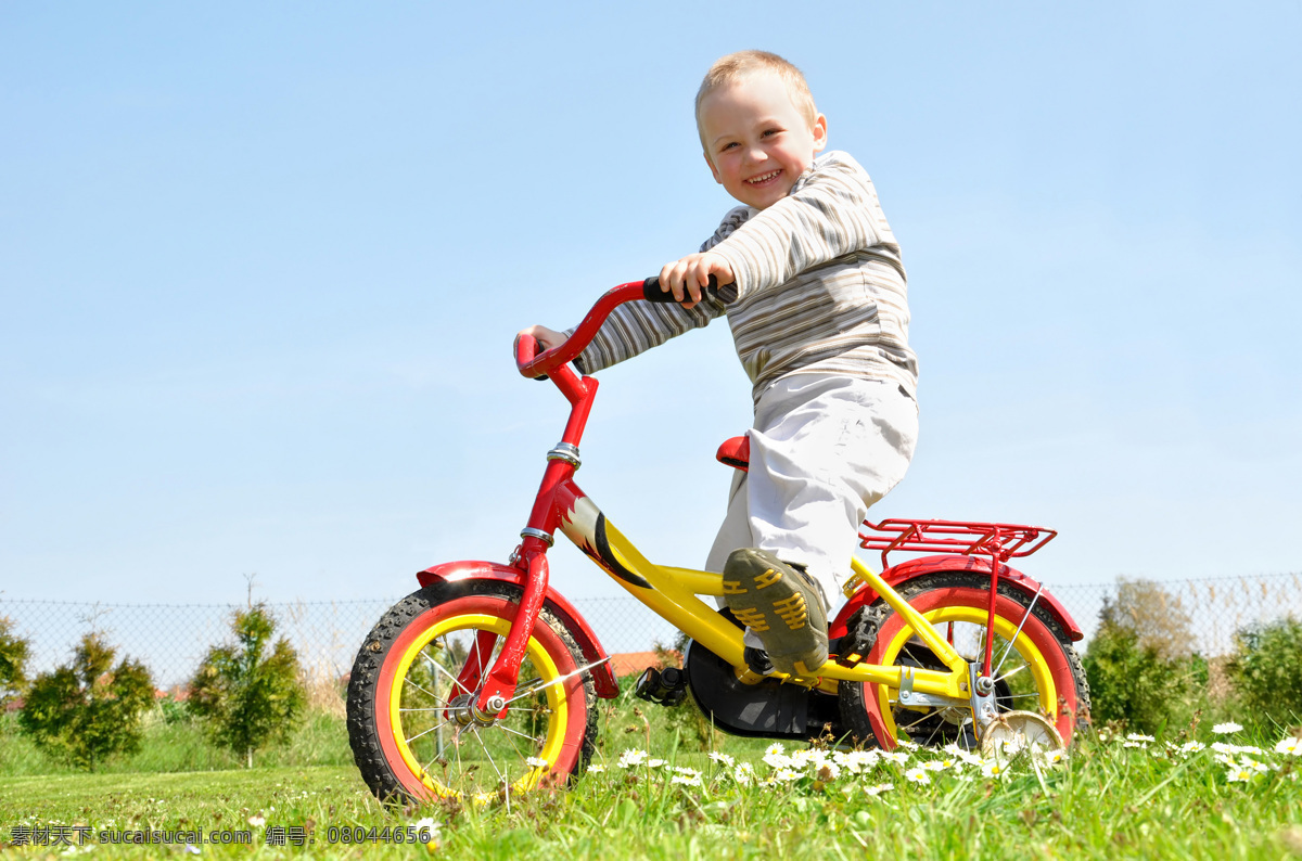 骑 自行车 儿童 游乐的儿童 大自然 自然景观 儿童图片 人物图片