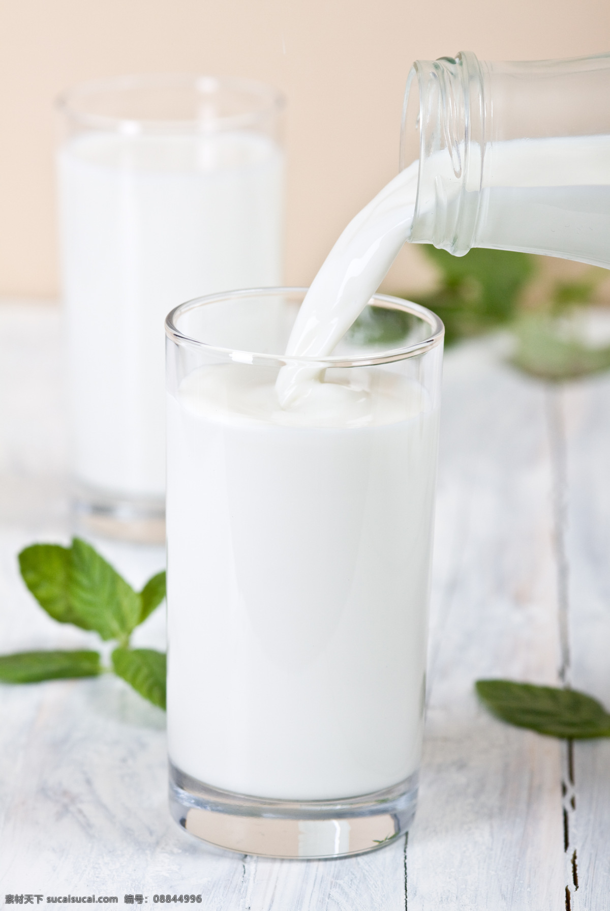新鲜 牛奶 倒牛奶 玻璃杯子 鲜奶 新鲜牛奶 营养 美味 酒类图片 餐饮美食