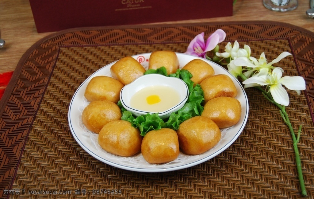 油炸小馒头 油炸门丁 油炸 小馒头 门丁 炼乳 美味 金黄色 传统美食 餐饮美食