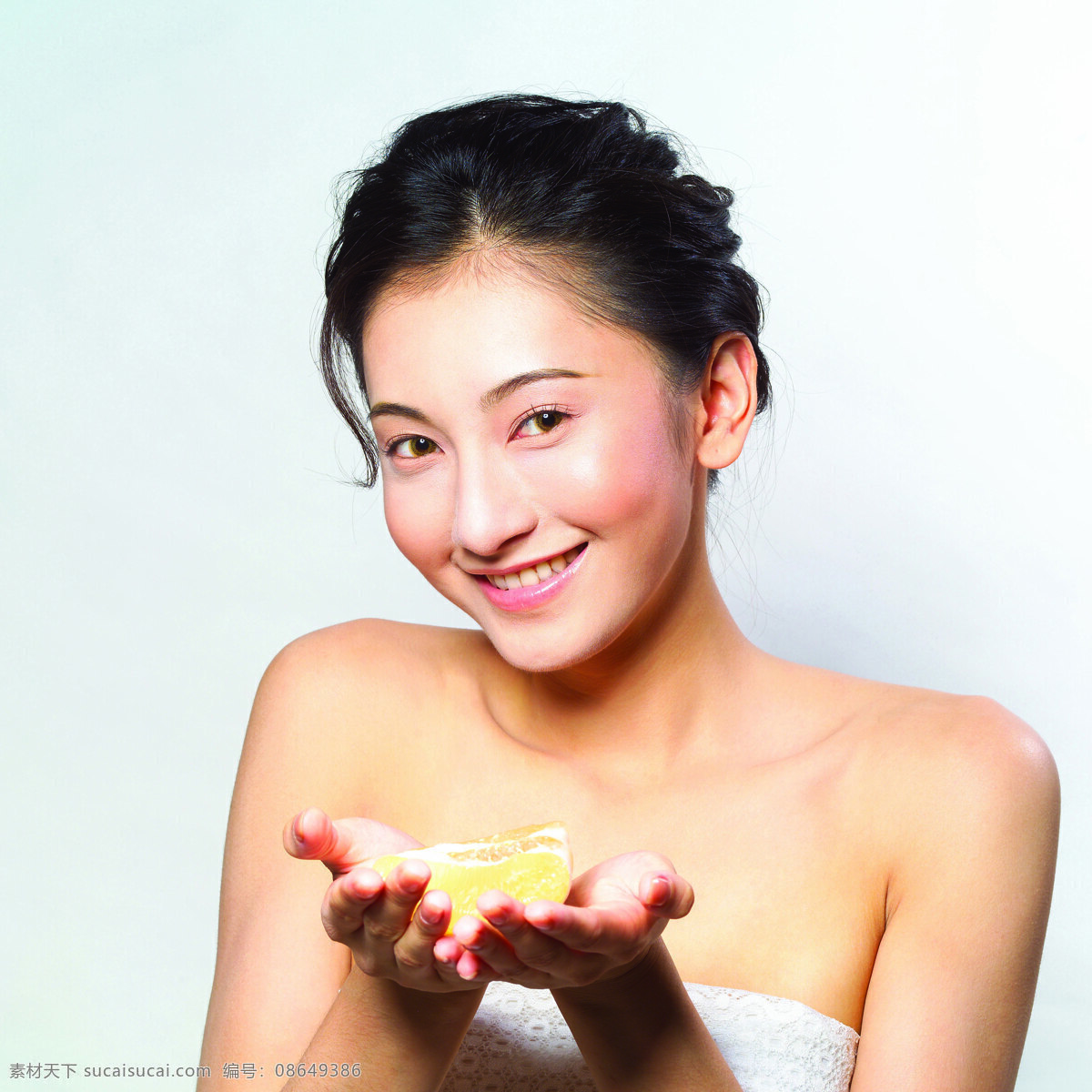 手 捧 果肉 美女图片 美女 女性 性感美女 健康女性 模特 青年女生 健康美女 节食 瘦身 减肥 水果 橙 手捧果肉 微笑 女性女人 人物图库 人物图片