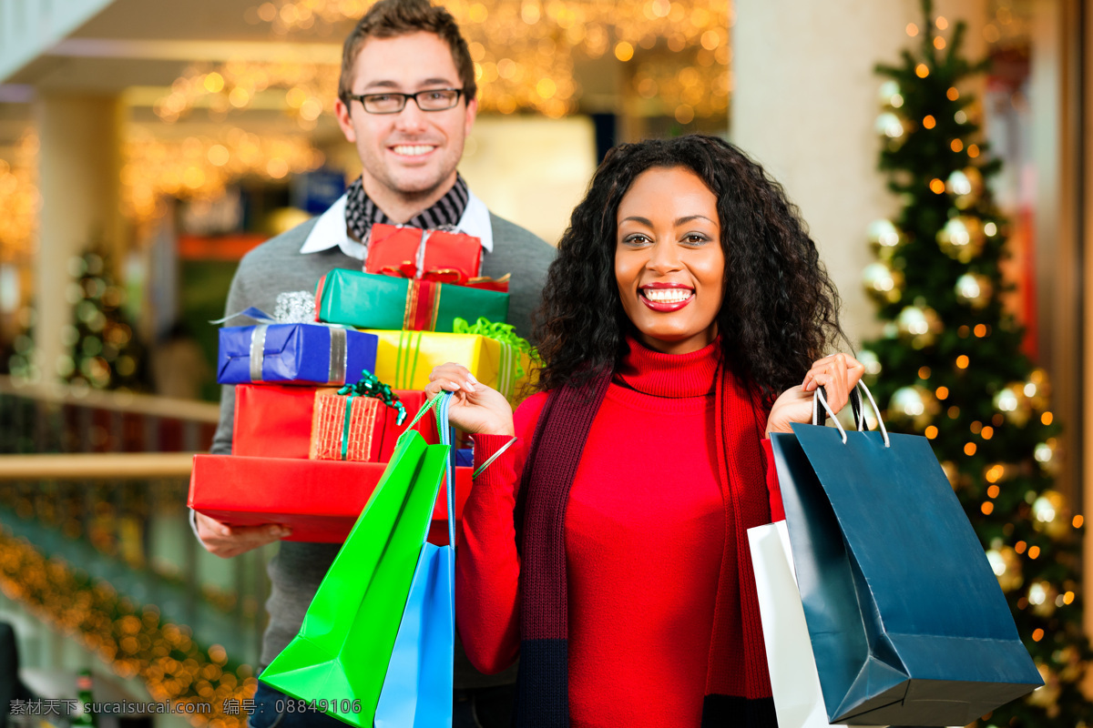 圣诞节 买 礼物 外国 夫妻 圣诞树 购物 购物袋 商场 灯光 生活人物 人物图片