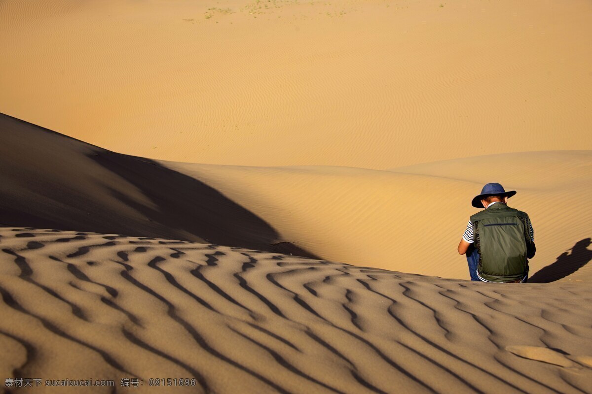 沙漠 里 独 坐 沉思 人 内蒙古 响沙湾 旅游 景区 金色的沙漠 蓝天 白云 沙丘 沙山 沙子 沙坡 沙滩 自然 沙纹 波纹 独坐 游客 自然风景 旅游摄影