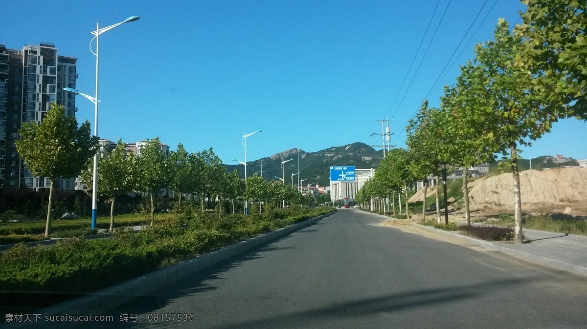 公路 远处 山峦 大树 环境 蓝天 风景 生活 旅游餐饮