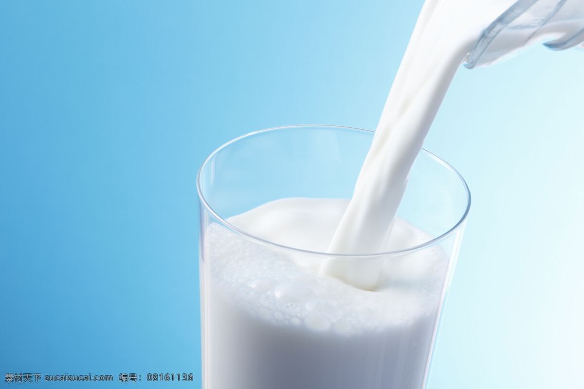 倒 牛奶 时 倒牛奶 玻璃杯子 鲜奶 新鲜牛奶 营养 美味 酒类图片 餐饮美食